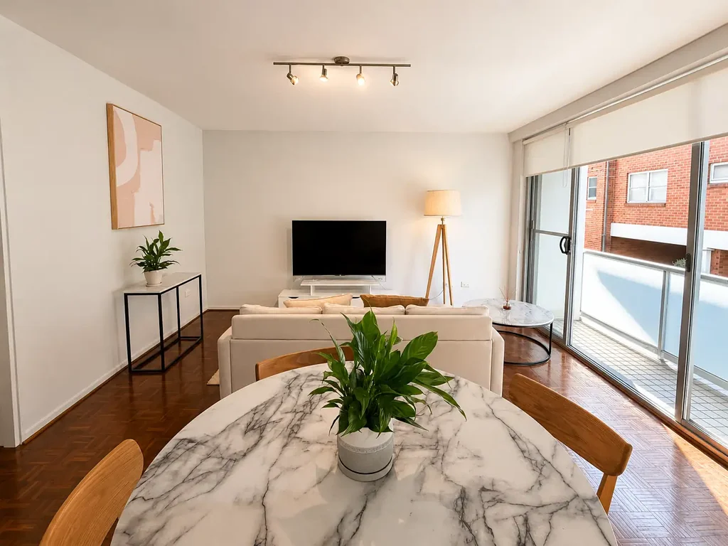 FULLY FURNISHED - Bright & Airy Apartment - Minutes to the beach