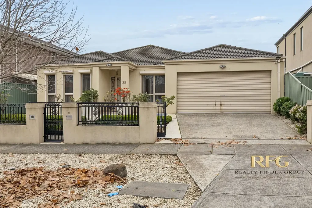 Sunshine North 4房 Sunshine North便捷区 357m²家庭住宅 4卧2卫 双车库 大理石厨房 风管供暖 好学区 近购物中心 Stylish Family Living in a Prime Sunshine North Location