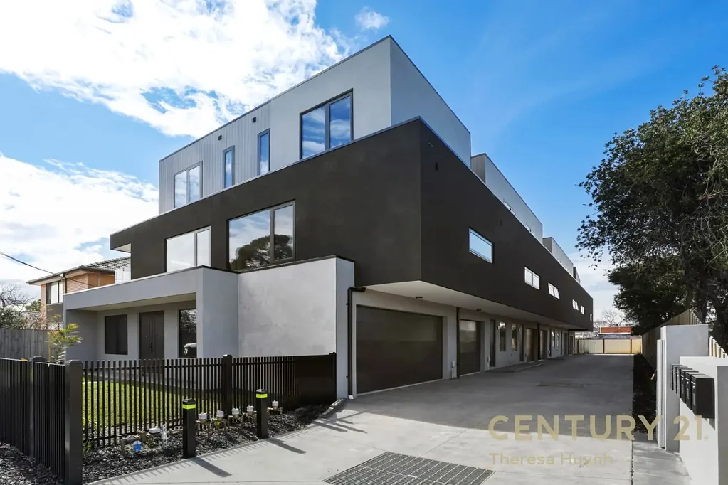 Springvale 3房 精装修住宅 234平米 三层设计 双车库 石英石台面 步行至Springvale Central 学校 交通 餐厅 Quality, Comfort, and Convenience