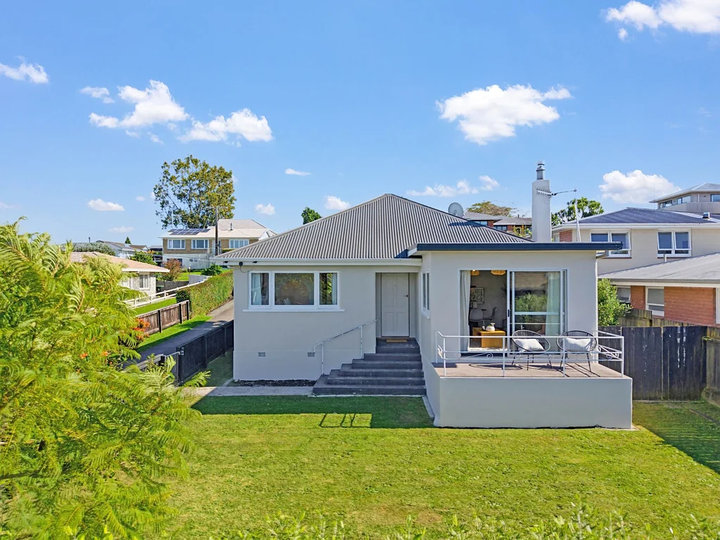 Greerton 2房  Sunny 50s Classic with Garden Paradise Potential