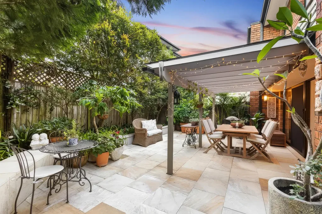 Neutral Bay 3房 理想朝北联排别墅 私人入口独立 朝北朝向 石材燃气灶厨房 Miele电器 主卧套房大理石浴缸 低维护成熟花园 四车库存储空间 精英学区便利交通 North facing, adored family entertainer