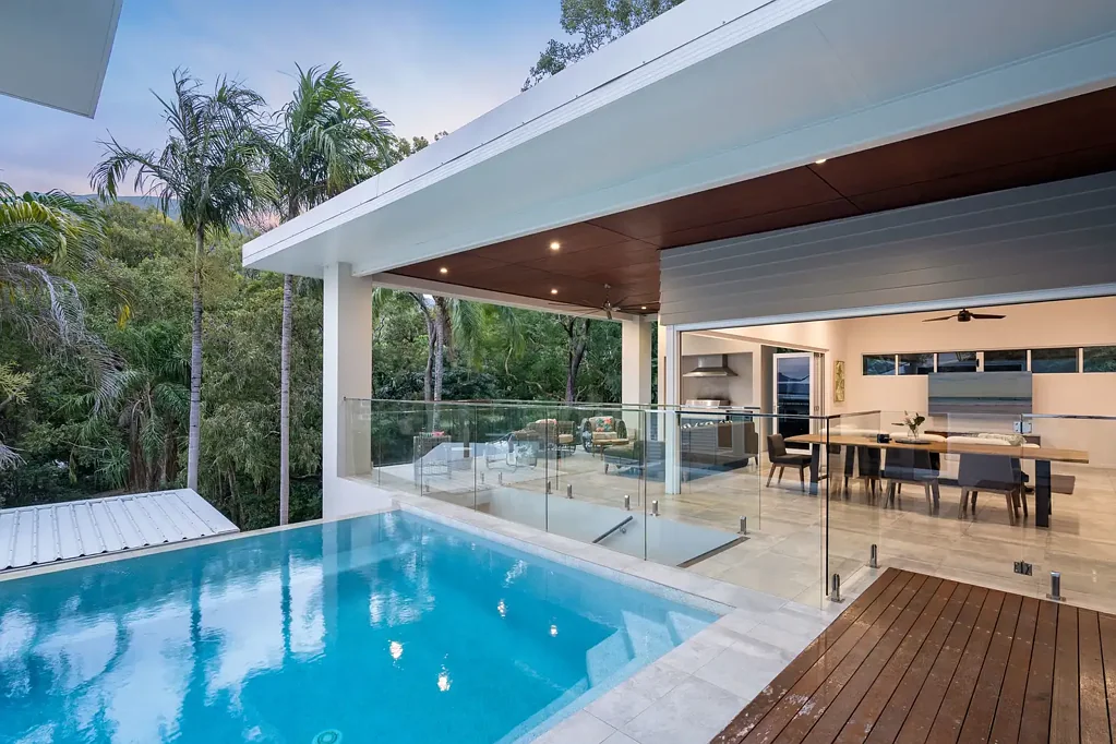 Palm Cove 4غرفة نوم Bespoke home with scale, aspect and flexible living.