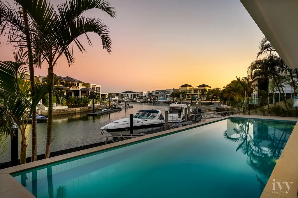 Paradise Point 5房  Tranquil Waterfront Oasis Infused with Contemporary Comfort and Calm