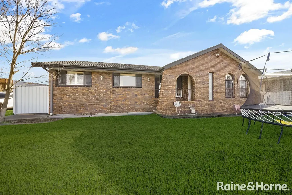 Glenfield 5 Bedroom Stylish Family Home with Space, Solar & Pool