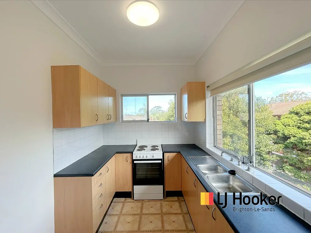 SPACIOUS TOP FLOOR APARTMENT WITH INTERNAL GARAGE!