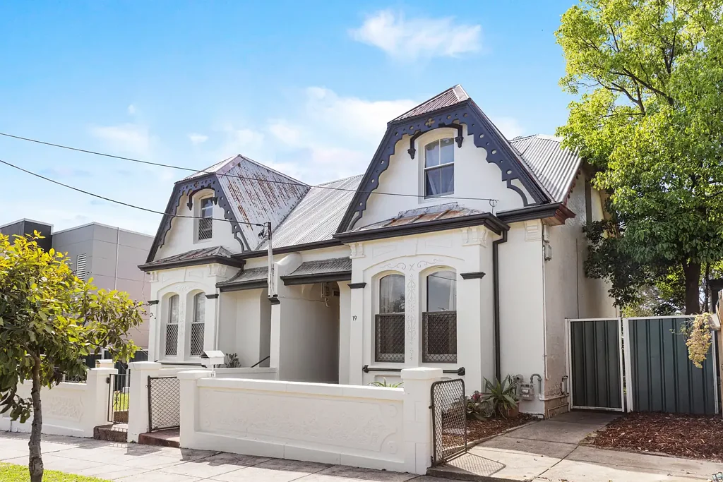 Marrickville 5 Slaapkamer Two semis, one title, huge value
