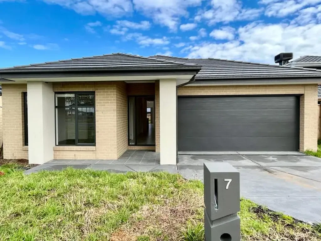 Spacious Family Home in a Prime Cranbourne East Location