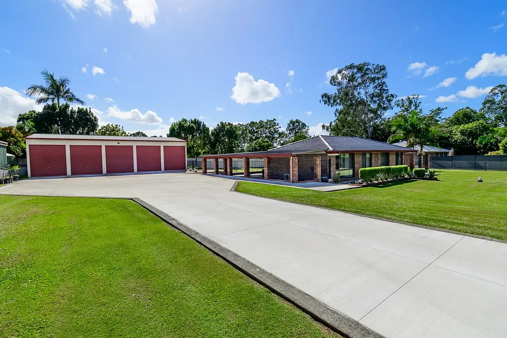 Morayfield 4房 宽敞四卧住宅 高端石材厨房 巨大24米户外区 五车位高通道车库 专业级hoist 车辆收藏理想地 地段优越设施全 The Ultimate Powerhouse Property in Acreage Family Lifestyle