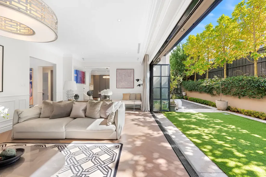 PRIVATE DESIGNER RESIDENCE JUST MOMENTS FROM QUEEN STREET