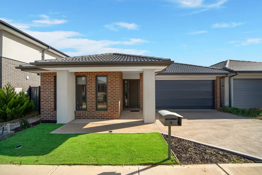 Truganina 3 Slaapkamer Near-New Metricon Home in Grandview Estate