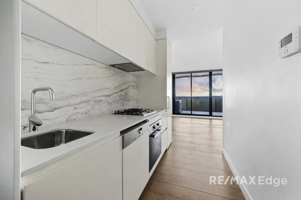 Malvern East 1房 Trilogi地标公寓 开放式布局 高端厨房 大型卧室 空中露台 全功能健身房 靠近Monash大学 轻轨站附近 购物中心环绕 Skyline Serenity Meets City-Edge Convenience
