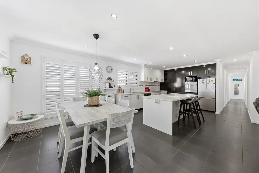 Mooloolaba 4部屋 Pool, Lawn, Privacy & Parking for All the Toys – Coastal Living Made Easy