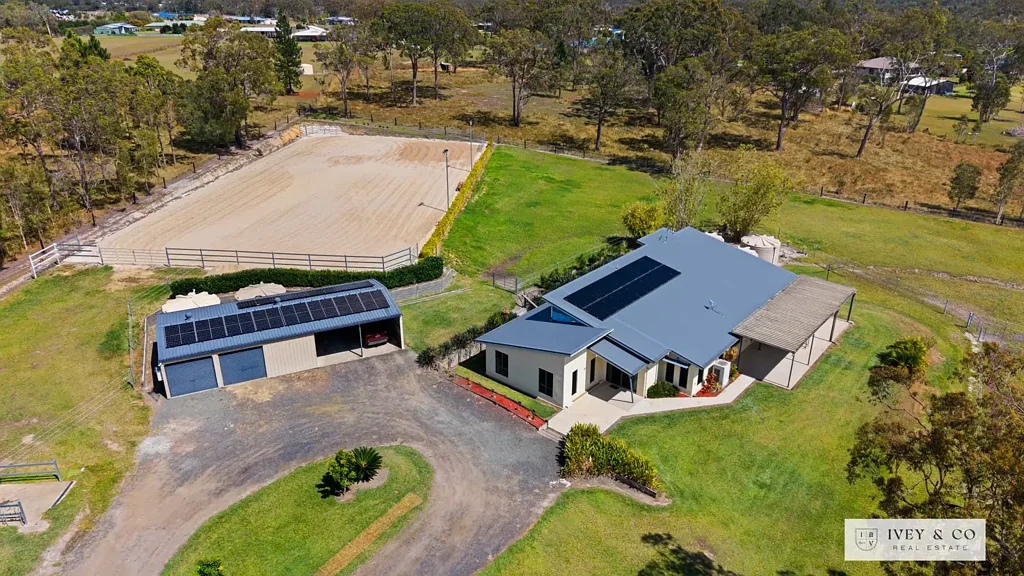 Oakhurst 4Phòng ngủ HORSE HEAVEN ON 1.55HA – ARENA, STABLES, SHEDS & EXCEPTIONAL WATER