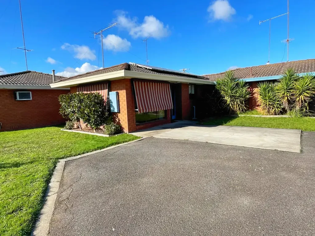 This charming brick unit is perfect for those seeking a low-maintenance lifestyle. Features include: