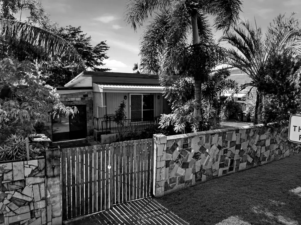 West End 2غرفة نوم Endless Potential on a Generous 809m² Allotment with Dual Access