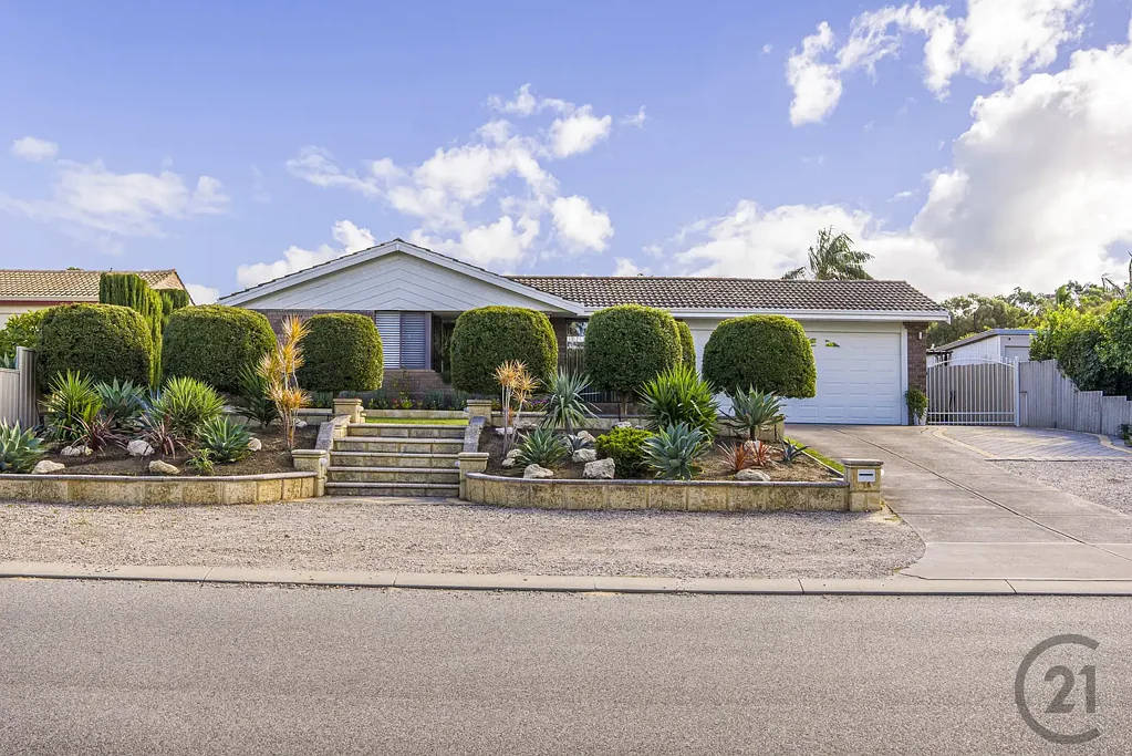 Halls Head 4 Bedroom Stylish Living In Prime Location