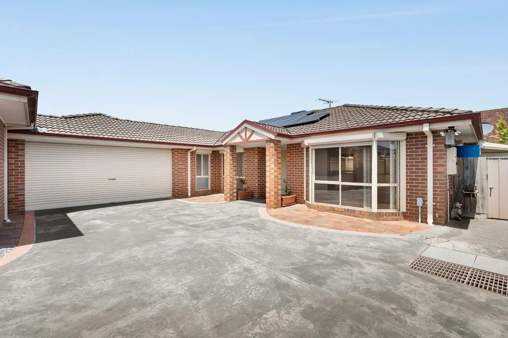 Beautifully Presented Family Living with Everything at Your
