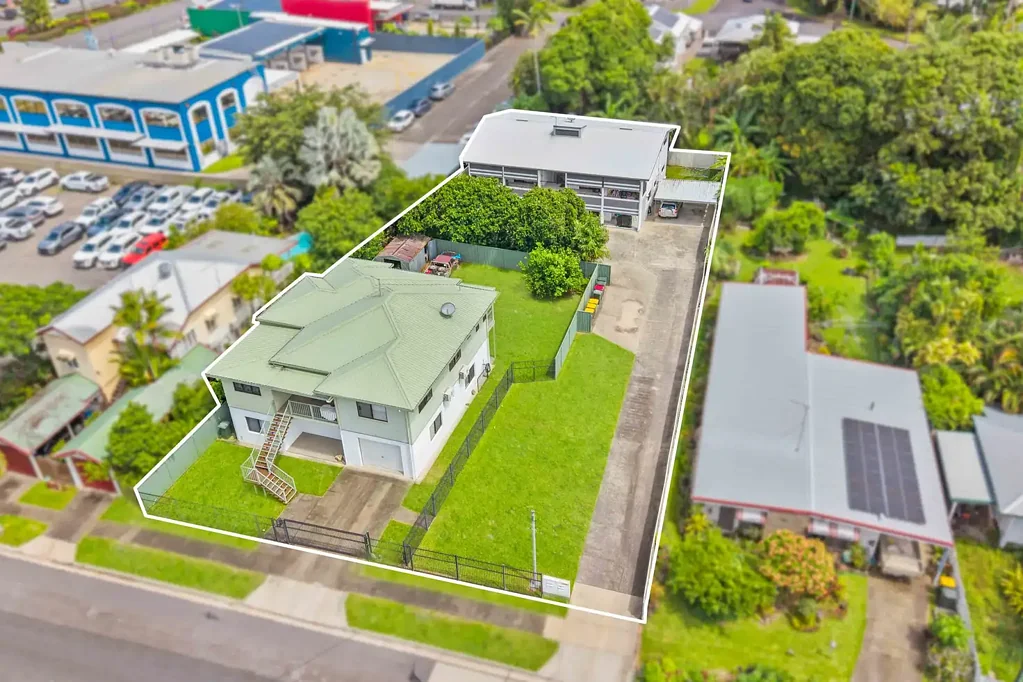 Earlville 13Kwarto Exceptional Dual-Income Opportunity on One Title – House + 4 Units!!