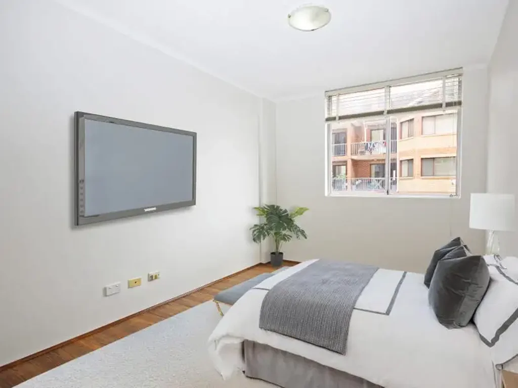 HUGE 3 BEDROOM UNIT IN PREFECT LOCATION!