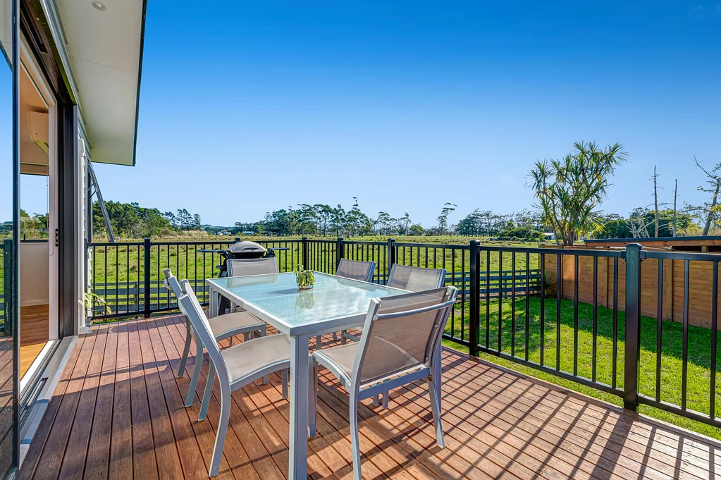 Parakai 3Habitaciones Home with Rural Views, Massive 912m2 Section