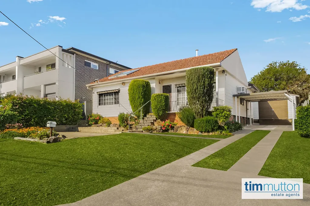 7 Valmay Avenue, Picnic Point, NSW 2213