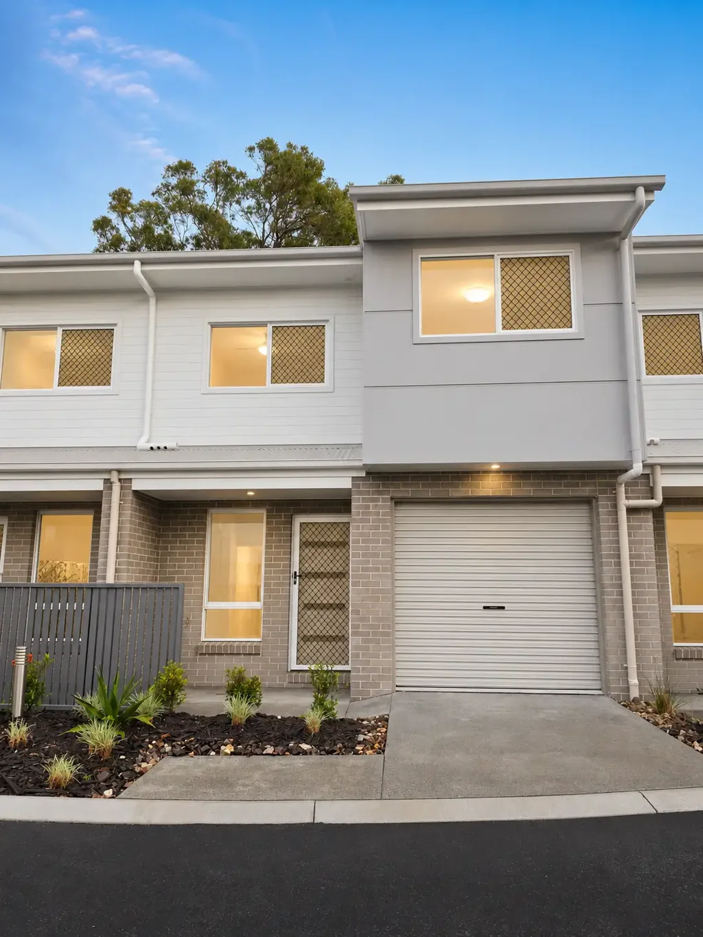 ***BRAND NEW*** 2 WEEKS FREE RENT*-3 BEDROOM TOWNHOUSE AVAILABLE NOW