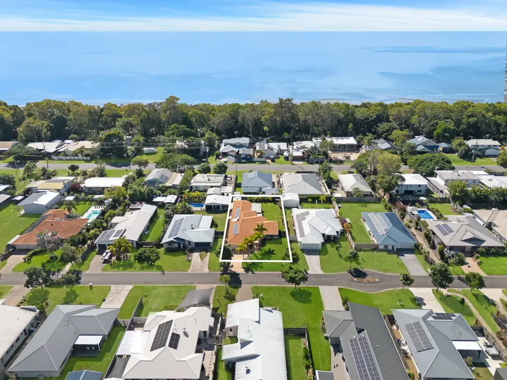 Toogoom 4 Bedroom Large Family Home By The Beach