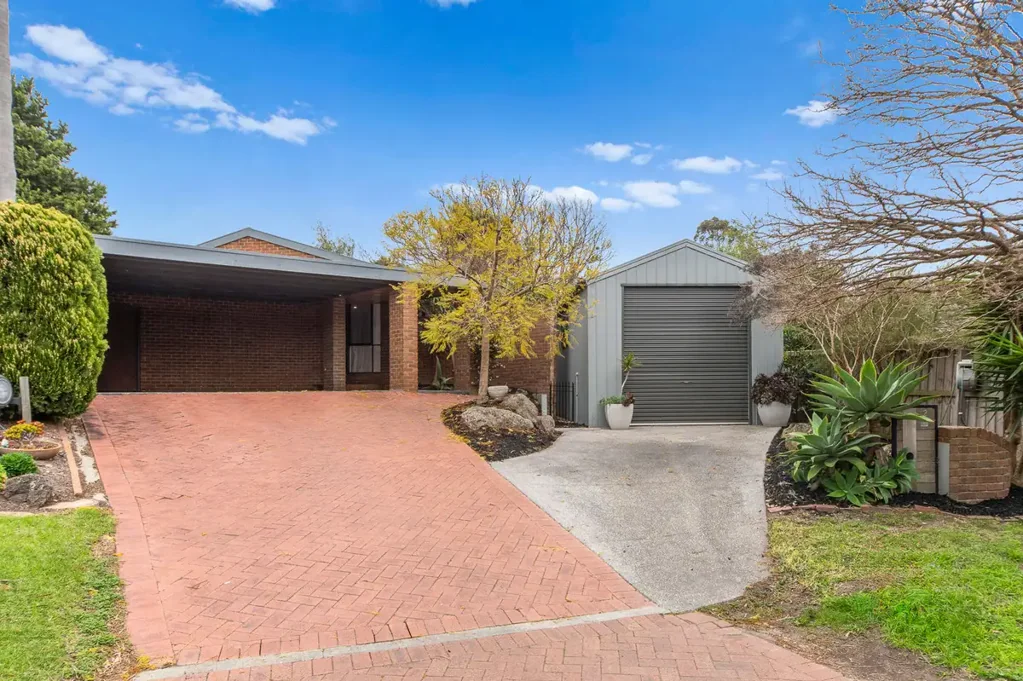 Langwarrin 3 Bedroom Mid-Century Modern Meets Contemporary Comfort