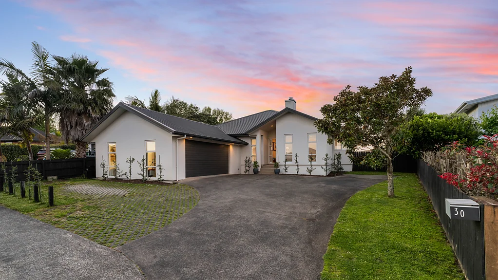 Pukekohe 4ਬੈੱਡਰੂਮ A spacious family home with an oasis-style yard