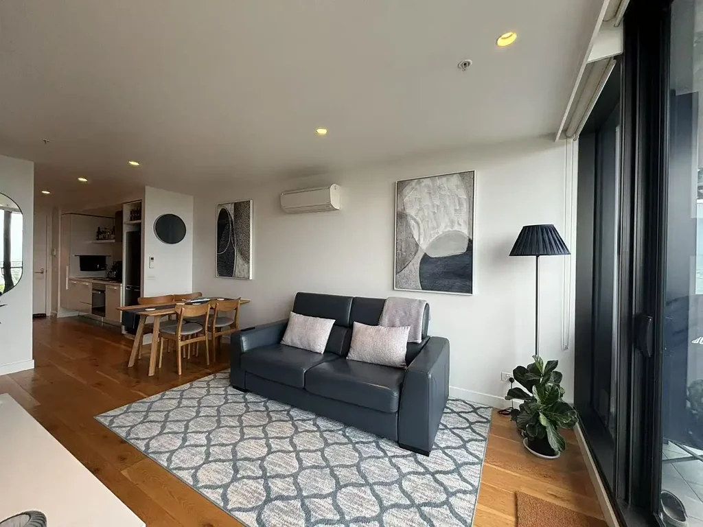 Fully Furnished 2 Bedrooms Stunning Apartment In The Emerald Melbourne
