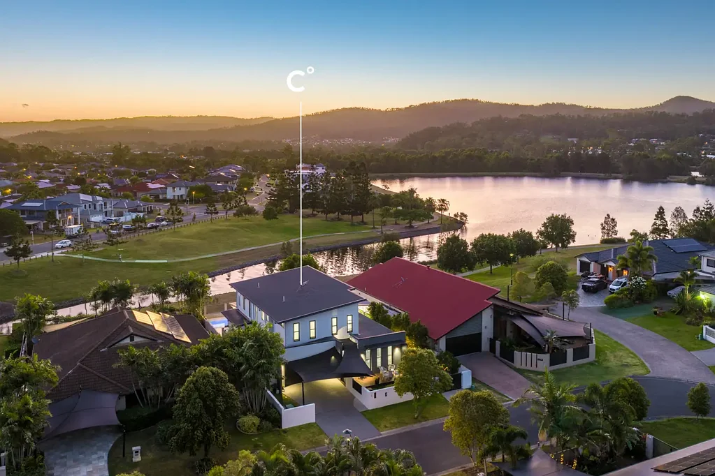 Oxenford 5ਬੈੱਡਰੂਮ Lakeside Living Without Compromise in Regatta Waters