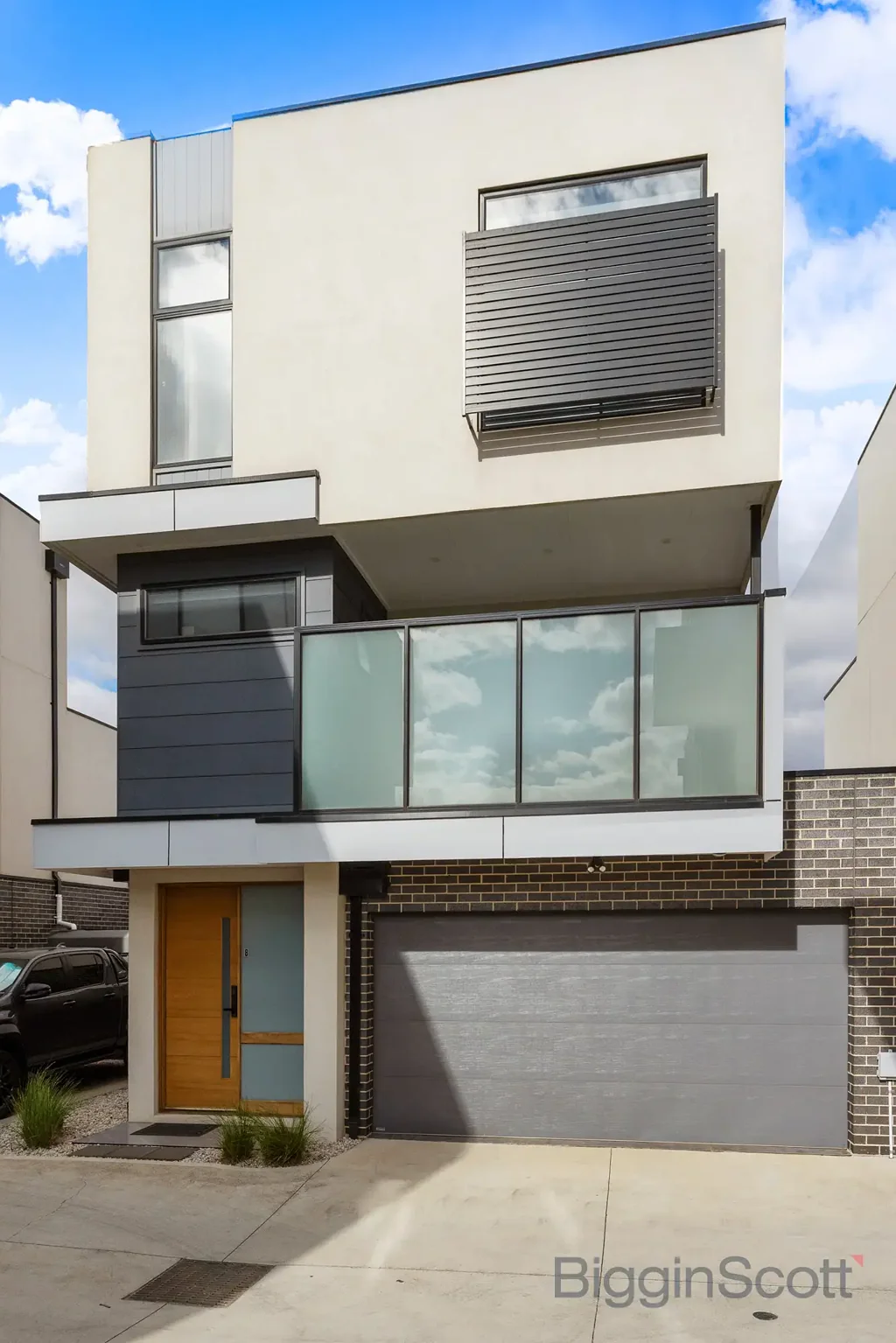 Fraser Rise 3Kwarto Luxury Triple-Level Living | Designer Style & Effortless Entertaining