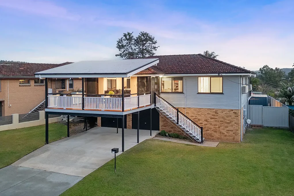 Ferny Hills 3房 Ferny Hills宽宅660m²地 四车住宿 三卧带主卧 街区便利学校近 Elevated Family Entertainer with Multiple Living Zones