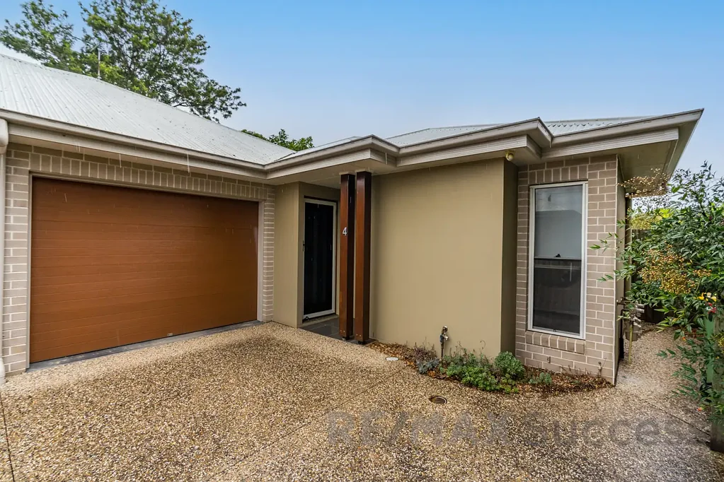 Comfort, Privacy and Convenience in Sought-After Rangeville