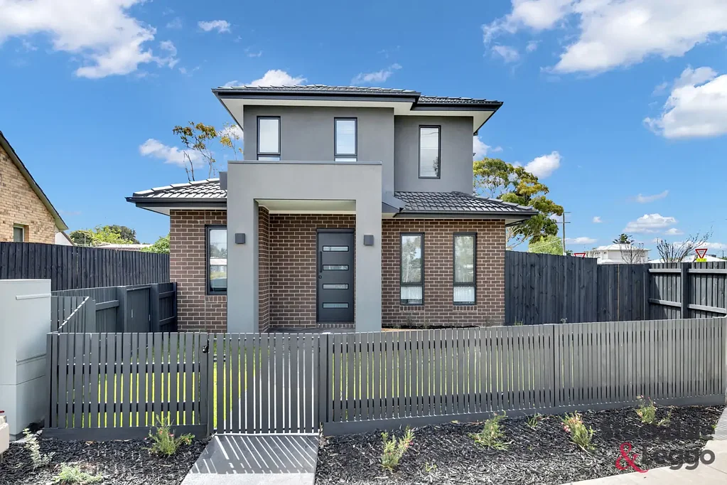 2 BEDROOM TOWNHOUSE, ACROSS THE ROAD FROM LAVERTON TRAIN STATION !!!