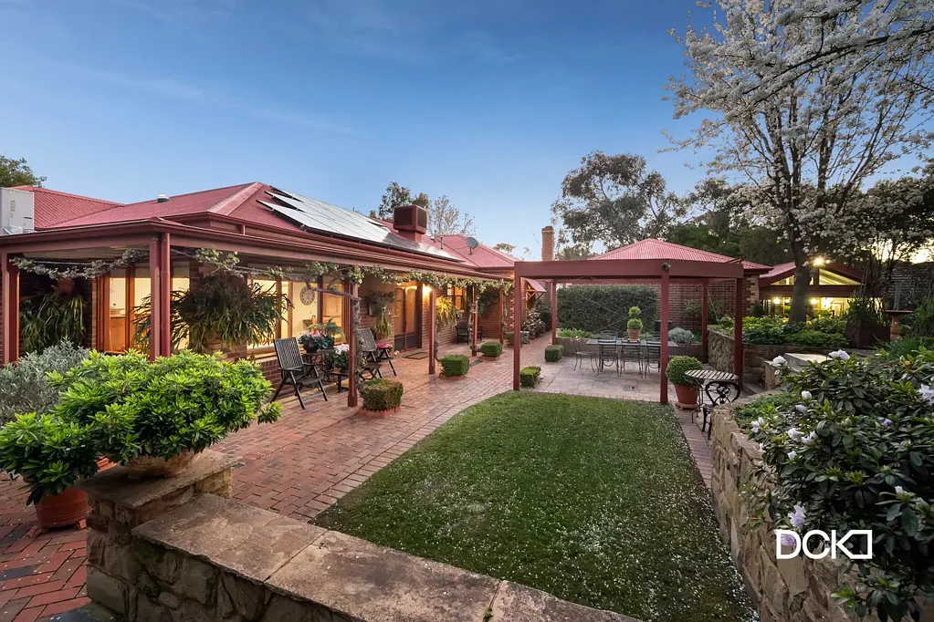 Strathdale 3Moenga Superb Home and Stunning Secret Garden in Strathdale.