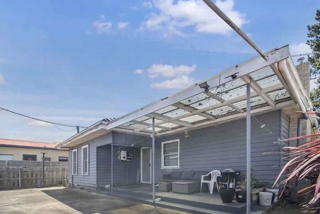 Sale 3 Bedroom SPACIOUS RESIDENCE & TWO SHOPS