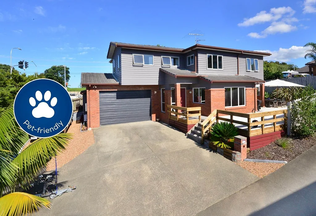 Contemporary home close to Kingsway and Stella...
