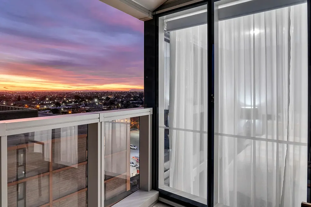 Moonee Ponds 2房 标志性Rise大楼内的Mason Square区域
光线充足的2卧2卫公寓
宽敞开放式生活空间，阳台俯瞰景观花园
现代厨房配备石制台面、欧洲电器
主卧室套间、多功能书房或育婴角落
时尚浴室、木地板、暖/冷空调
居民尊贵设施：Club Rise健身房、室内游泳池、烧烤区
步行至Moonee Ponds Central、公共交通、咖啡馆、公园
城市生活最佳选择 Designer Living Meets Everyday Ease