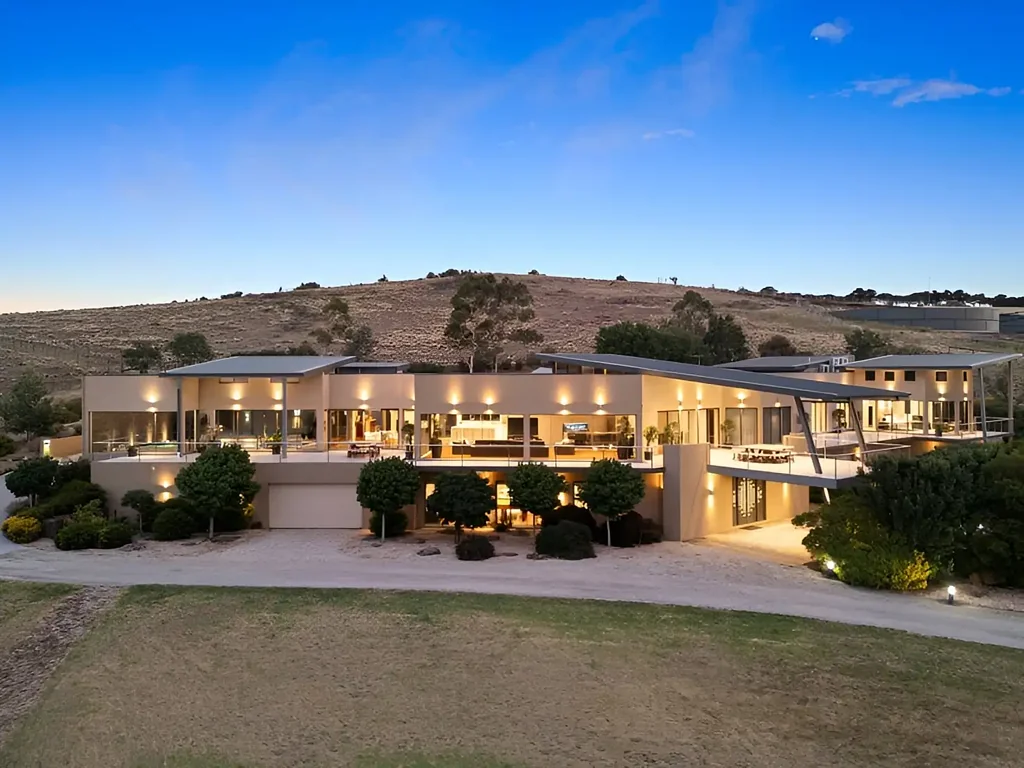 Sunbury 8Zimmer A Grand Statement of Elegance in Sunbury's Most Exclusive Enclave