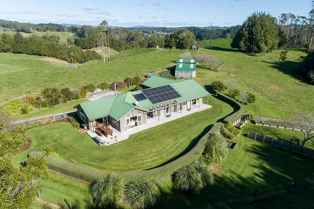 Hamurana Sun-drenched, sustainable off-grid Oasis