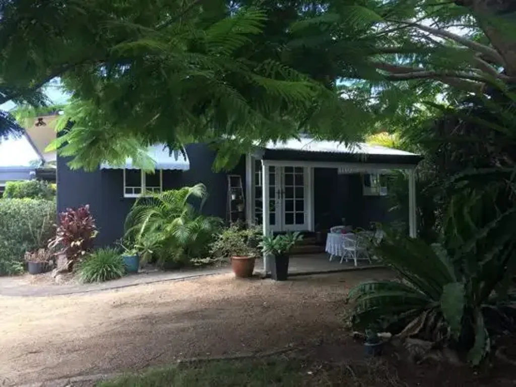 Rustic Country Cottage - Rural Charm, Coastal Convenience