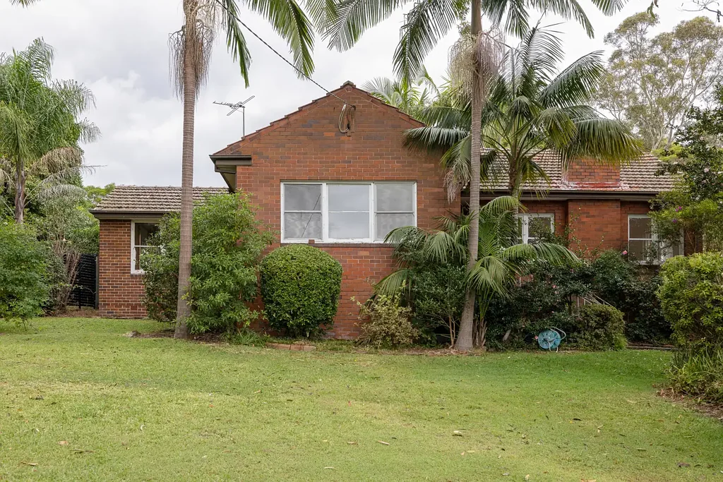 Spacious family home with pool and garden surrounds