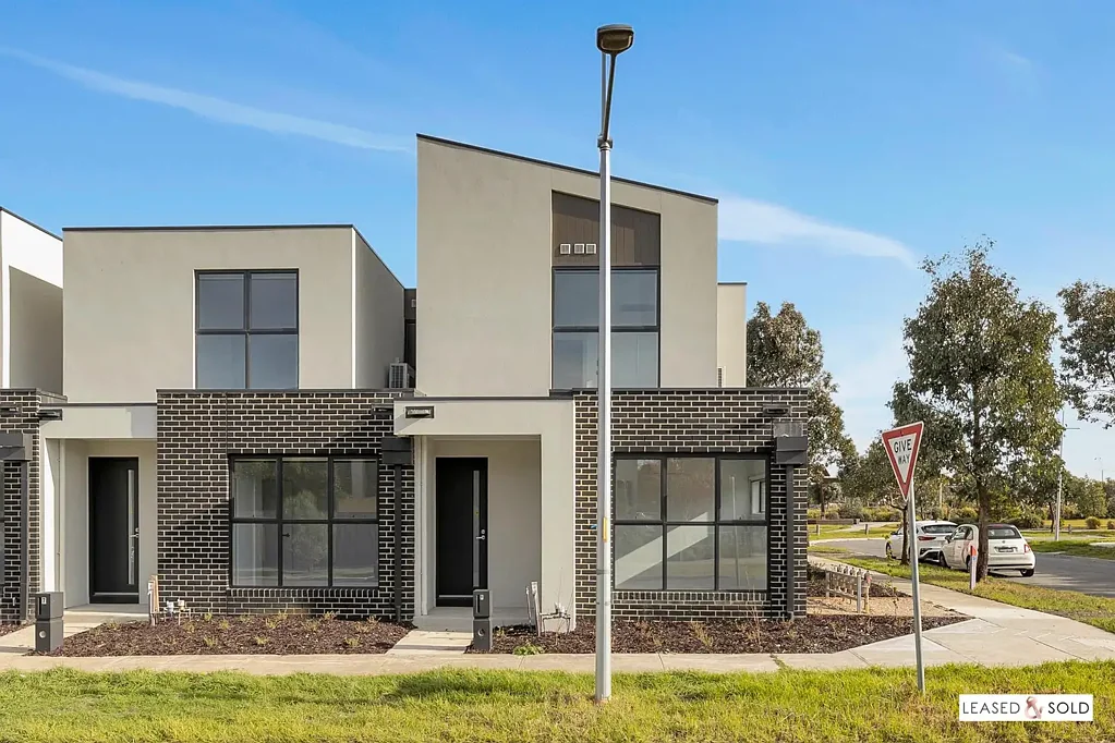 Modern 4-Bedroom Townhouse in Prime Wollert Location