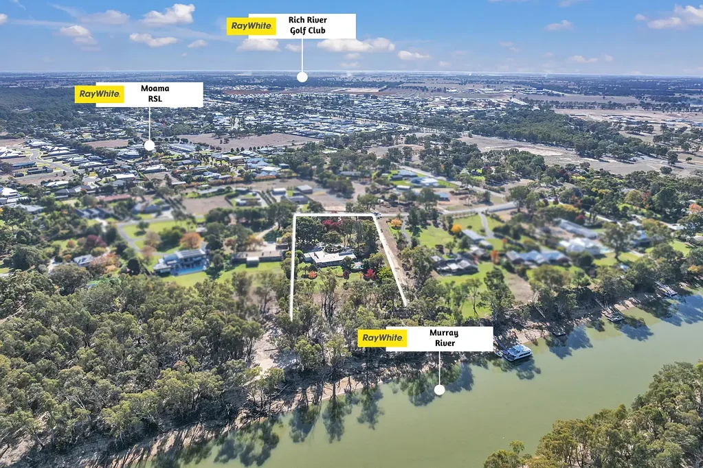 Moama 4 Slaapkamer "Rare in town location, steps from the river offering unmatched convenience and lifestyle"