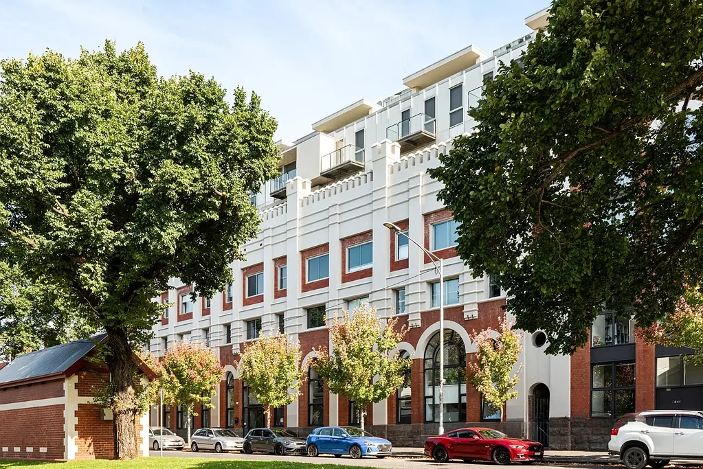 Urban Elegance: Contemporary Apartment with Private Courtyards and Resort-Style Amenities