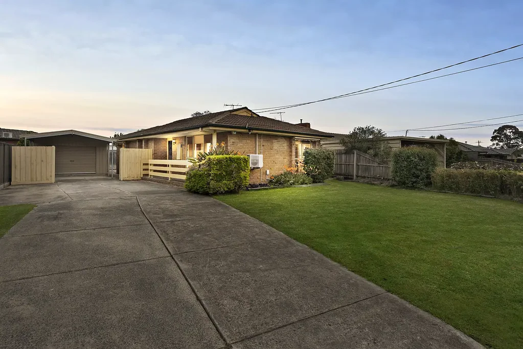 Bundoora 3房 优越位置，潜力无限。 Prime Position. Plenty of Potential.