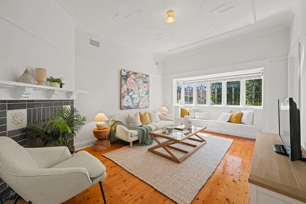 Canterbury 2 Slaapkamer Freestanding Family Home with Room to Grow + Parking & Big Beautiful Backyard!