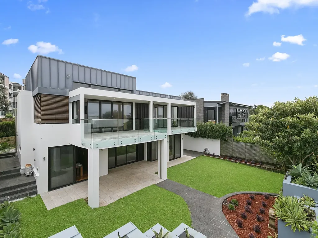 Trophy Coastal Home A Stones Throw From The Beach