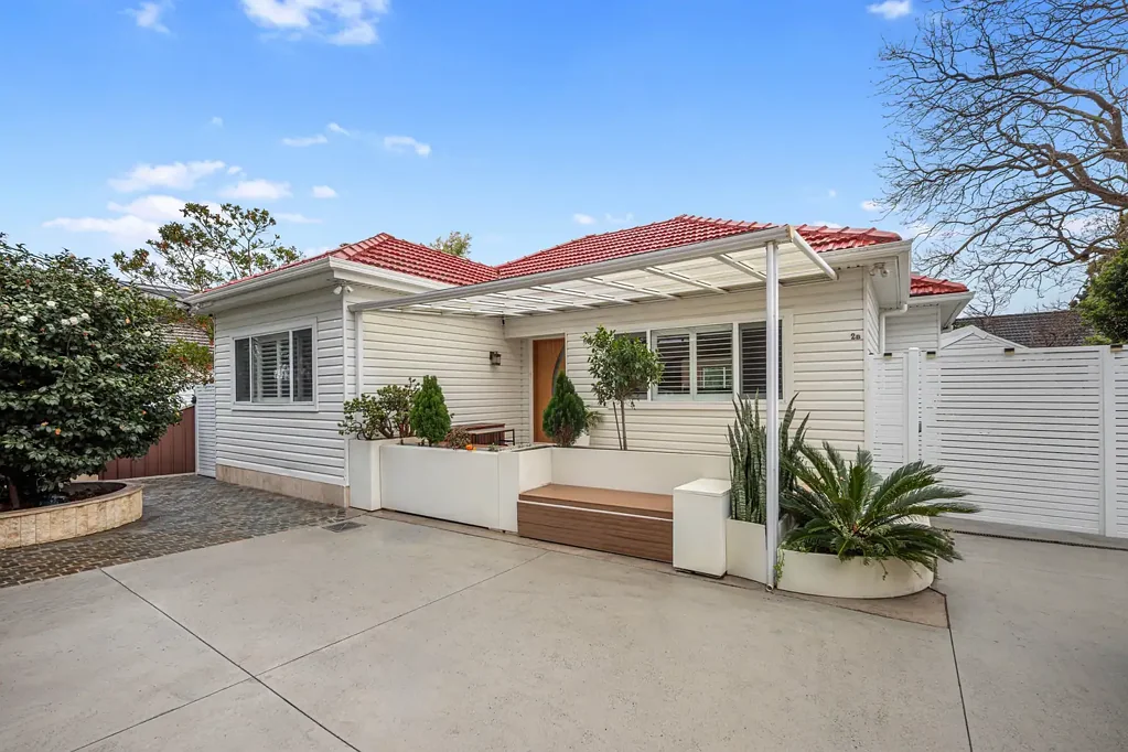 Mortdale 3Zimmer Renovated Home with Self-Contained Studio